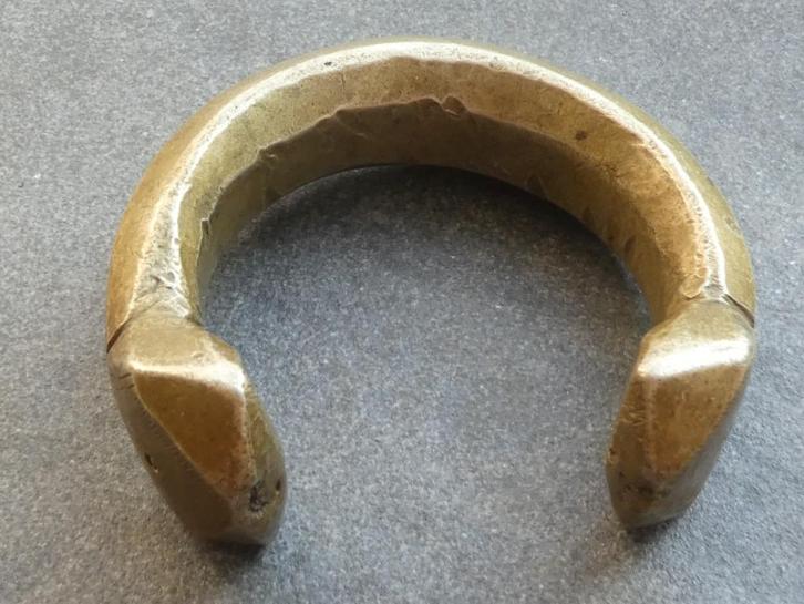 Tuareg Afrikaanse bronzen armband, Antiek en Kunst, Antiek | Koper en Brons, Brons, Verzenden