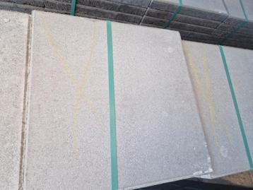 Betontegel 50x50x5 grijs beschikbaar voor biedingen