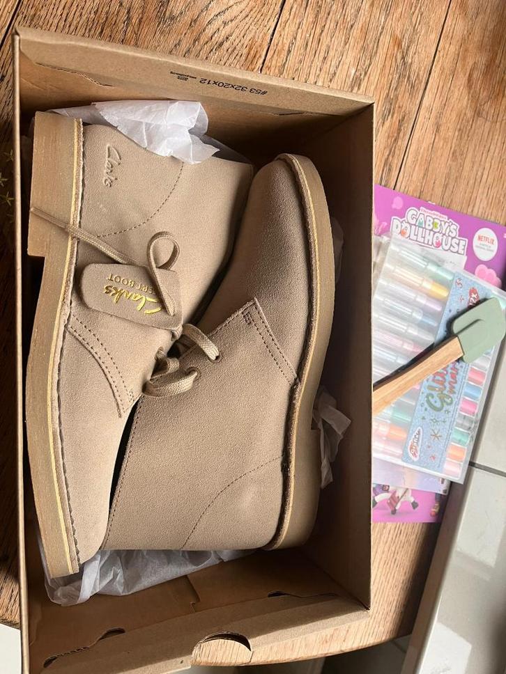 Clarks Desert Boot 2 Sand Suede ongedragen in doos, Kleding | Dames, Schoenen, Nieuw, Overige typen, Beige, Ophalen of Verzenden