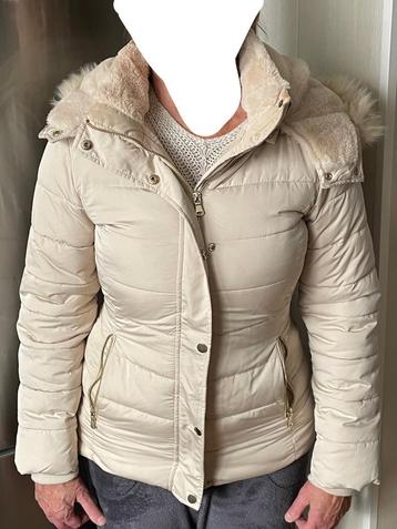 Korte dames winterjas met warme kraag beschikbaar voor biedingen