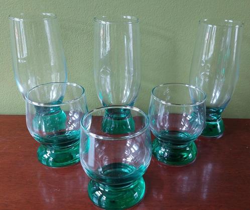 Set 6 mooie groene zware voet glazen glas jaren 70, Huis en Inrichting, Keuken | Servies, Zo goed als nieuw, Glas of Glazen, Overige stijlen
