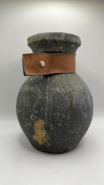 Brynxz pot met halsband. beschikbaar voor biedingen