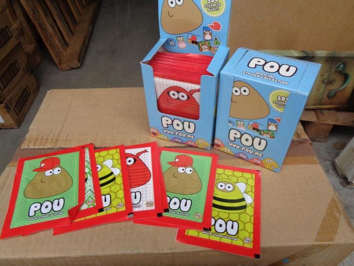 PARTIJ PAKJES MET 6 POU STICKERS IN DISPLAY, Diversen, Rommelmarktspullen, Nieuw, Ophalen of Verzenden