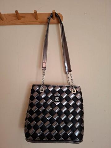 Elegante goudkleurige tas met Details beschikbaar voor biedingen