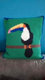 Gehaakt kussen Toekan, Huis en Inrichting, Woonaccessoires | Kussens, Ophalen of Verzenden, Zo goed als nieuw, Vierkant