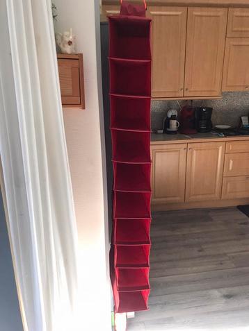 Mooi hangend donkerrood Schoenenrek.voor 10 paar Schoenen beschikbaar voor biedingen
