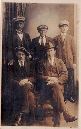 Wijngaarden, 5 poserende vrienden, Verzamelen, Ansichtkaarten | Nederland, Ongelopen, Zuid-Holland, Voor 1920, Ophalen of Verzenden