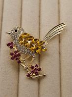 Antiek stijl bij broche met vogel.