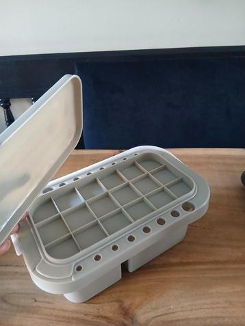 kwastenbak met verfpalet, schoonmaakvak, opbergvakjes beschikbaar voor biedingen