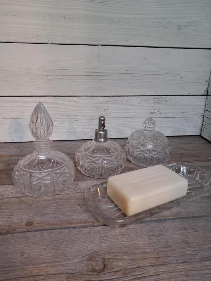 Kristallen of glazen toilletset, met stuk Italiaanse zeep., Antiek en Kunst, Antiek | Glas en Kristal, Ophalen of Verzenden