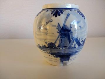 Antiek vaasje Delfts Blauw met molen erop beschikbaar voor biedingen