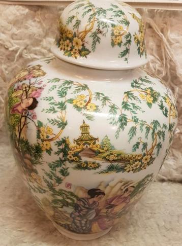 Vintage Chinese Vaas met Deksel beschikbaar voor biedingen