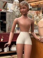 Antieke etalage mannequin, meisje, beeldschoon, prachtstaat