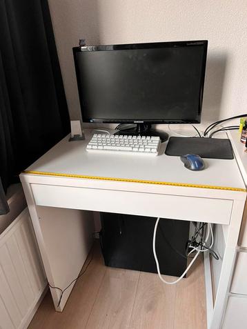 Bureau Ikea beschikbaar voor biedingen