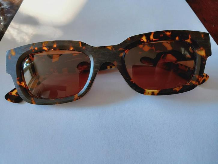 Akila zonnebril. Limited edition, Sieraden, Tassen en Uiterlijk, Zonnebrillen en Brillen | Dames, Zo goed als nieuw, Zonnebril