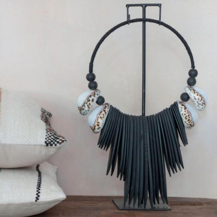 schelpenketting zwart en tijgerschelpen op standaard sale, Huis en Inrichting, Woonaccessoires | Kransen, Nieuw, Ophalen of Verzenden