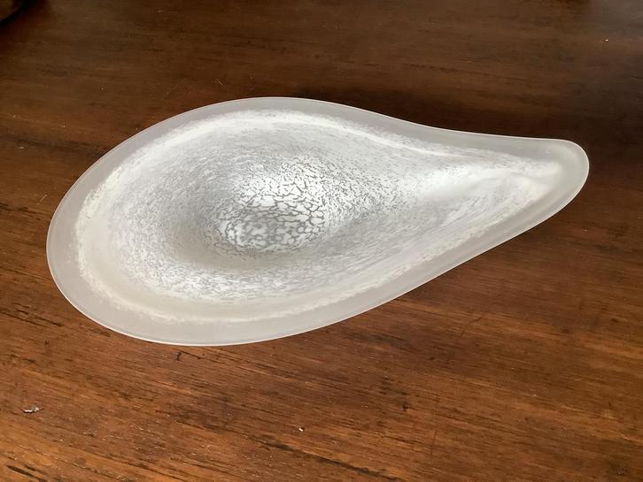 Druppelvormige design schaal van matglas, Antiek en Kunst, Kunst | Designobjecten, Ophalen of Verzenden