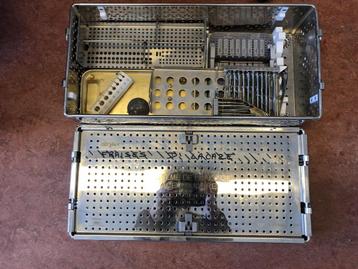 Stryker cassette met orthopedisch schroeven, platen, krammen beschikbaar voor biedingen