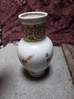 Vintage Aziatische Vaas met Bloemenmotief, Antiek en Kunst, Antiek | Vazen, Ophalen of Verzenden