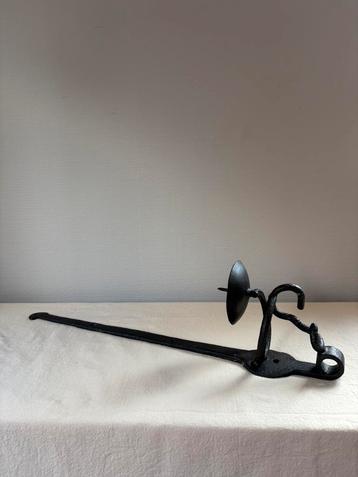 Vintage zwart castiron wandkandelaar  l59cm beschikbaar voor biedingen