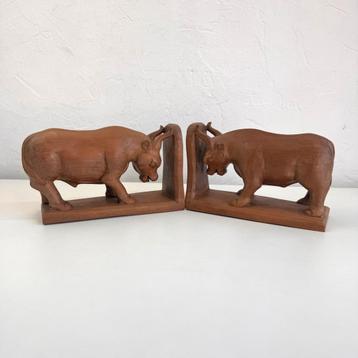 Handgesneden houten buffel boekensteunen beschikbaar voor biedingen