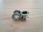 Nieuwe tunnels, pluggen. Staal. Groene steentjes. 6, 8 mm., Ophalen of Verzenden, Zo goed als nieuw, Staal, Oor- of Traguspiercing