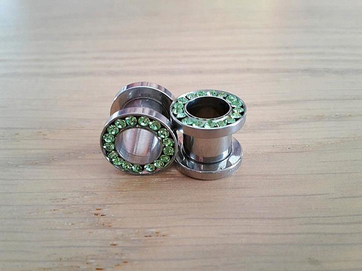Nieuwe tunnels, pluggen. Staal. Groene steentjes. 6, 8 mm., Sieraden, Tassen en Uiterlijk, Piercings, Zo goed als nieuw, Oor- of Traguspiercing