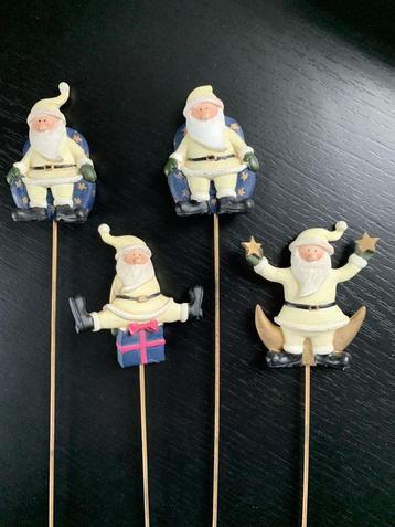 vier keramiek kerst decoratie stekers ornamenten op stok beschikbaar voor biedingen