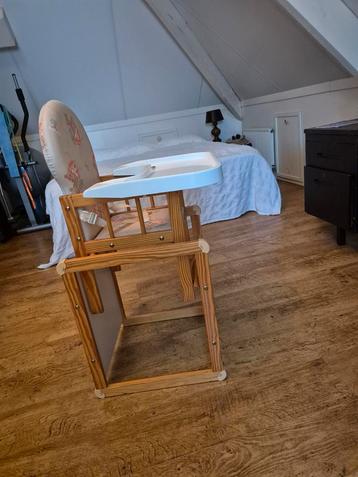 Houten kinderstoel met blad beschikbaar voor biedingen