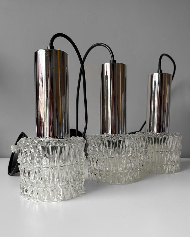 Set van drie vintage hanglampen | Chroom en glas, Huis en Inrichting, Lampen | Hanglampen, Gebruikt, Minder dan 50 cm, Glas, Ophalen of Verzenden