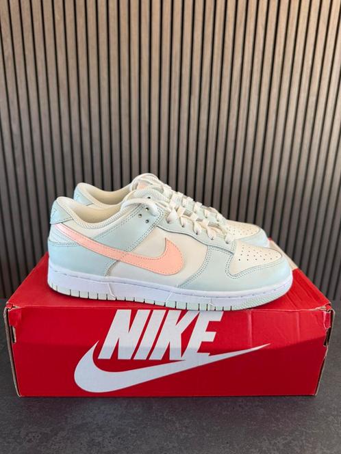 Nike Dunk Low Barely Green (W) - Maat 40, Kleding | Heren, Schoenen, Nieuw, Sneakers of Gympen, Overige kleuren, Ophalen of Verzenden