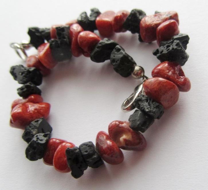 Mooie Armband van zwarte lavasteen en rood koraal, Sieraden, Tassen en Uiterlijk, Armbanden, Nieuw, Overige materialen, Rood, Met edelsteen