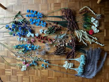 Mooie collectie kunstbloemen beschikbaar voor biedingen