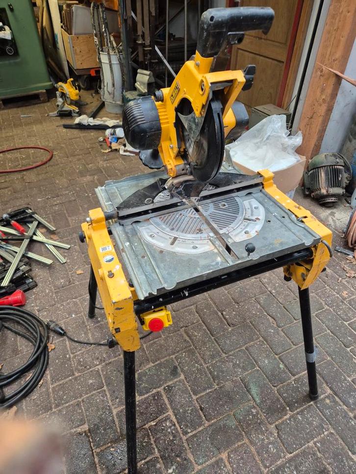 Dewalt flipover zaagtafel / afkortzaag, Doe-het-zelf en Verbouw, Gereedschap | Zaagmachines, Afkortzaag, 1200 watt of meer, 70 mm of meer