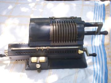 Odhner mechanische kantoorrekenmachine model 127 beschikbaar voor biedingen