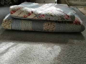 2 Brocante Quilts - Dekens - Plaids -blauw-roze bloemetjes beschikbaar voor biedingen