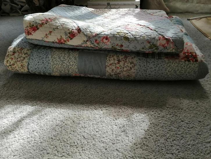 2 Brocante Quilts - Dekens - Plaids -blauw-roze bloemetjes, Antiek en Kunst, Curiosa en Brocante, Ophalen