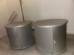 Twee grijze, ronde nachtkastjes met schuifdeur, Huis en Inrichting, Ophalen of Verzenden, Gebruikt, 45 tot 65 cm, Minder dan 55 cm