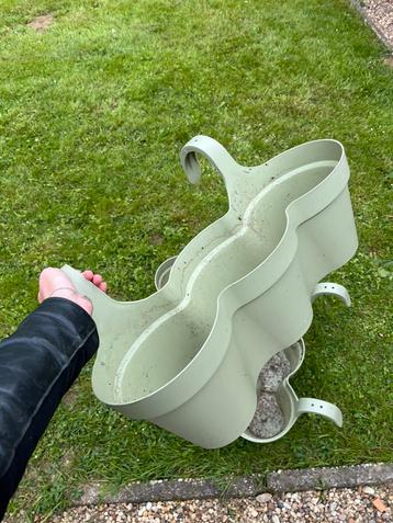 Groene plantenbak balkon artevasi beschikbaar voor biedingen