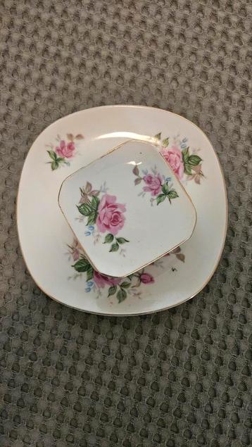 Vintage Schaal en kleine schaaltjes met rozen beschikbaar voor biedingen