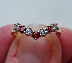 9 kt gouden 'wishbone' ring: 3 x granaat + 4 x zirkonia, Sieraden, Tassen en Uiterlijk, Antieke sieraden, Ophalen of Verzenden