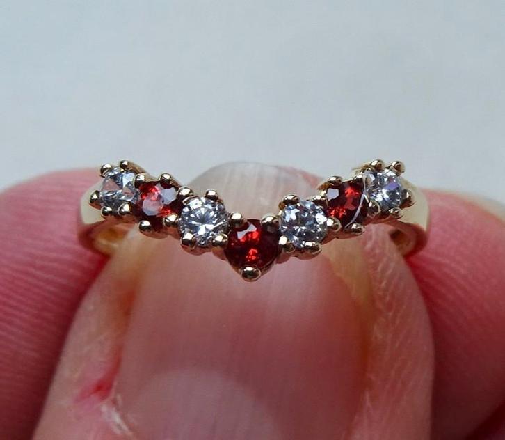 9 kt gouden 'wishbone' ring: 3 x granaat + 4 x zirkonia, Sieraden, Tassen en Uiterlijk, Antieke sieraden, Ring, Goud, Met edelsteen