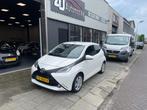 Toyota Aygo 1.0 VVT-i x-play 1E Eigenr BTW Camera NAP, Voorwielaandrijving, Gebruikt, Euro 6, Start-stop-systeem
