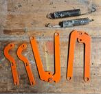 Mercedes W115 Motorkap Scharnieren + Veren, Gebruikt, Mercedes-Benz, Ophalen of Verzenden, Links