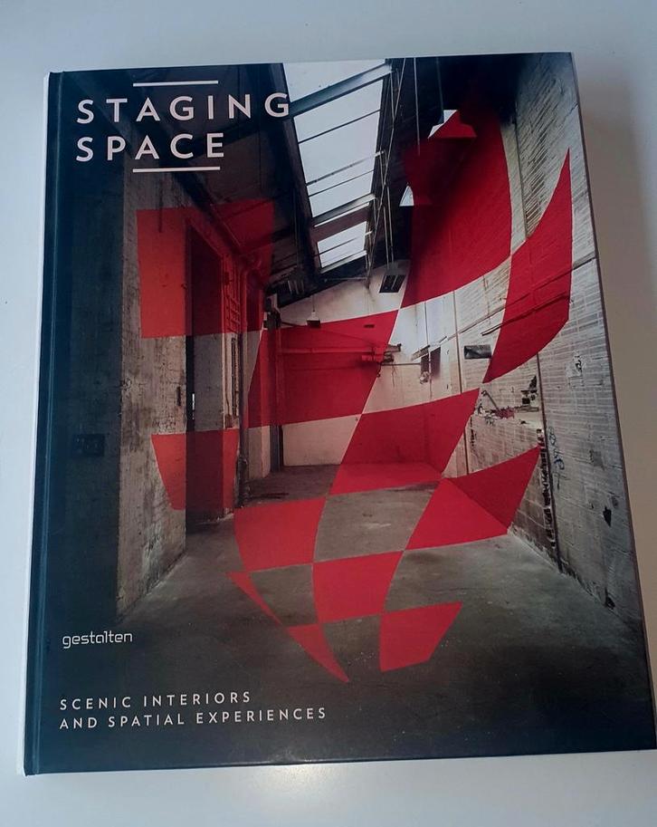 Staging Space: Scenic Interiors and Spatial Experiences, Boeken, Kunst en Cultuur | Architectuur, Zo goed als nieuw, Ophalen