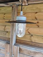 OUDE STALLAMP MET SCHUTGLAS EN EMAILLE SCHOTEL., Kunststof, Minder dan 50 watt, Waterbestendig, Ophalen of Verzenden