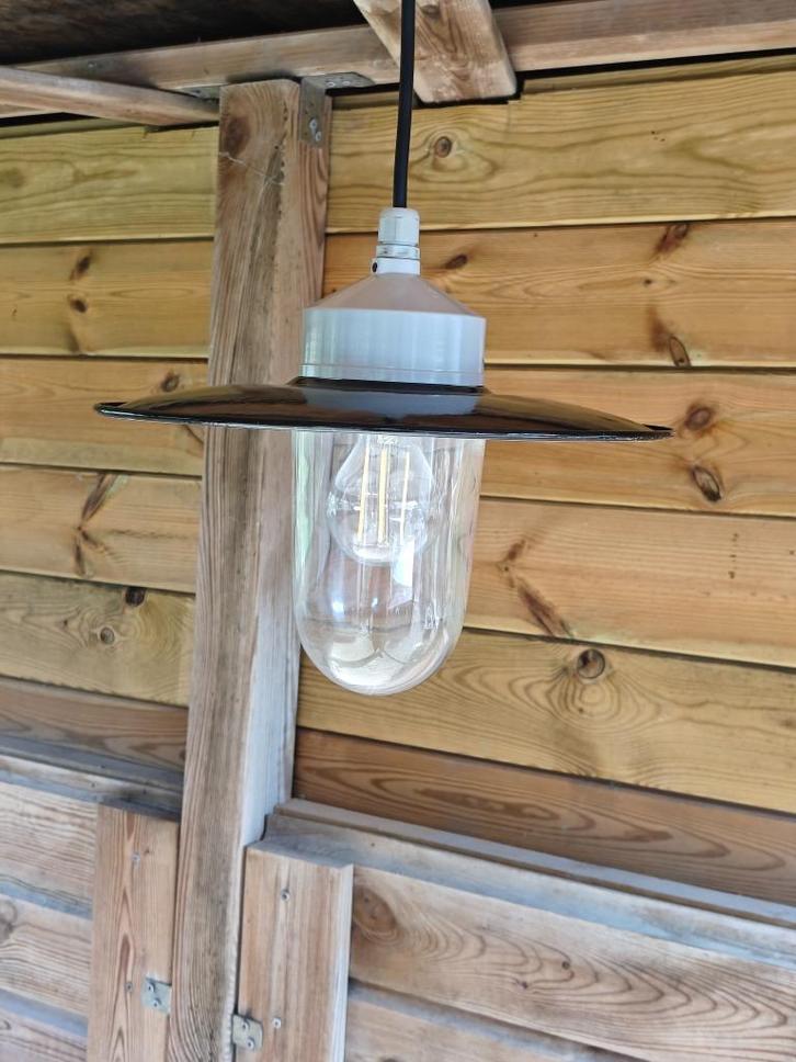 OUDE STALLAMP MET SCHUTGLAS EN EMAILLE SCHOTEL., Tuin en Terras, Buitenverlichting, Zo goed als nieuw, Hanglamp, Kunststof, Minder dan 50 watt