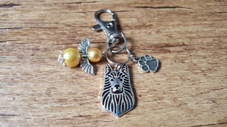 Sleutelhanger Zwitserse witte herder met beschermengeltje, Dieren en Toebehoren, Honden-accessoires, Nieuw, Verzenden