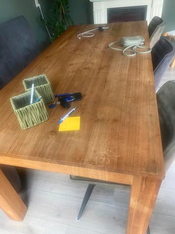Nette houten eettafel beschikbaar voor biedingen