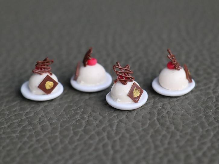 Feestelijke sneeuwbalgebakjes op bordje, voor de kerst., Verzamelen, Poppenhuizen en Toebehoren, Nieuw, Gebruiksvoorwerp, Ophalen of Verzenden
